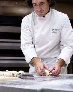 Miguel Moreno, fundador de Pan y Cacao, haciendo un croissant. Foto: Buen Aires comunicación
