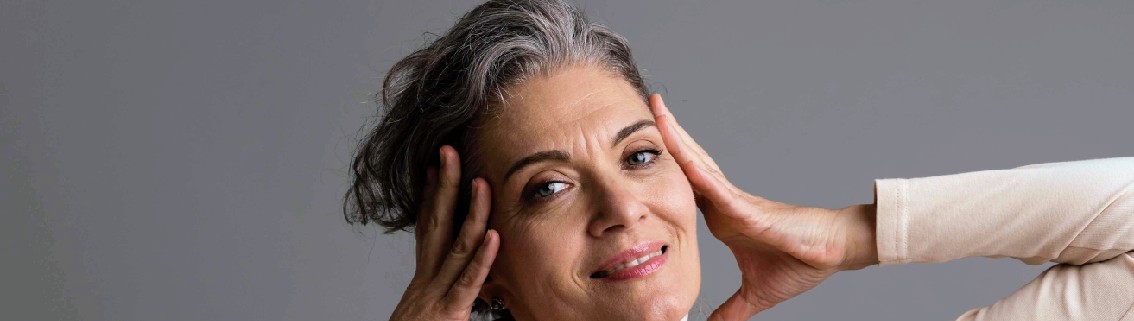 Cuidar el pelo canoso en verano. Foto: Le Clan agencia