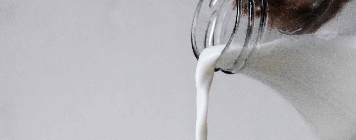 Leche vegetal y leche de vaca. Foto: Pixabay